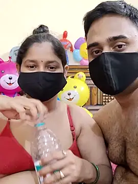 Snapshot of IND_COUPLE1 chatting on February 27, 2025, 4:43 pm IND COUPLE1 online show from February 27, 2025, 4:43 pm