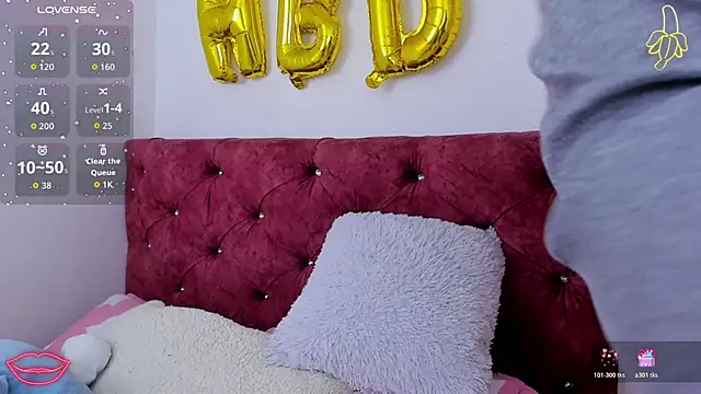 skyhotgirll online show from April 3, 2026, 7:56 pm