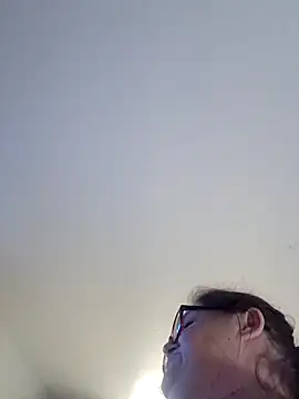 Snapshot of mcv131985 chatting on December 2, 2025, 4:07 am mcv131985 online show from December 2, 2025, 4:07 am