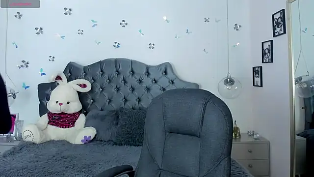  Antonnela  online show from March 13, 2025, 1:50 pm