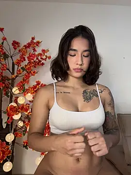 VictoriaHiill online show from June 5, 2026, 6:35 pm