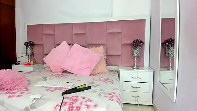 DaphneLloyd online show from January 10, 2025, 7:43 pm