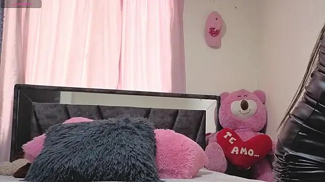 Hotsamantamature online show from November 5, 2025, 9:04 pm