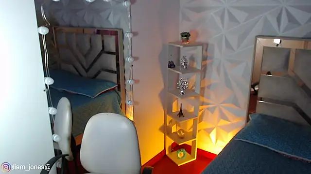 Jonesliam23 online show from April 21, 2026, 7:28 pm