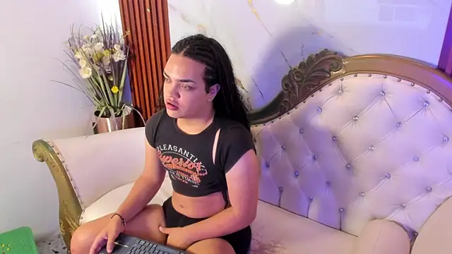 Snapshot of KarineWine chatting on May 9, 2026, 5:45 am KarineWine online show from May 9, 2026, 5:45 am