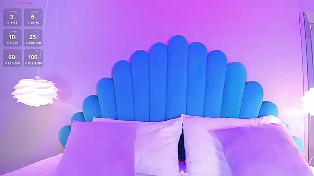 HannaKarson online show from February 24, 2025, 11:32 am