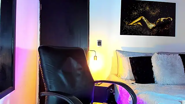 KimberlyBanks2 online show from January 19, 2025, 1:33 pm