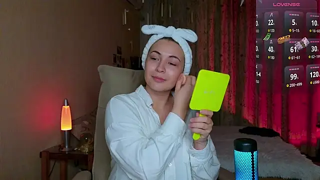 LisaCase online show from November 28, 2025, 3:04 pm