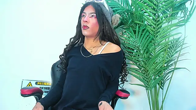 Snapshot of Briyit_Doll chatting on December 3, 2024, 12:06 pm Briyit Doll online show from December 3, 2024, 12:06 pm