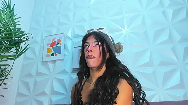 Snapshot of Briyit_Doll chatting on December 3, 2024, 6:17 pm Briyit Doll online show from December 3, 2024, 6:17 pm