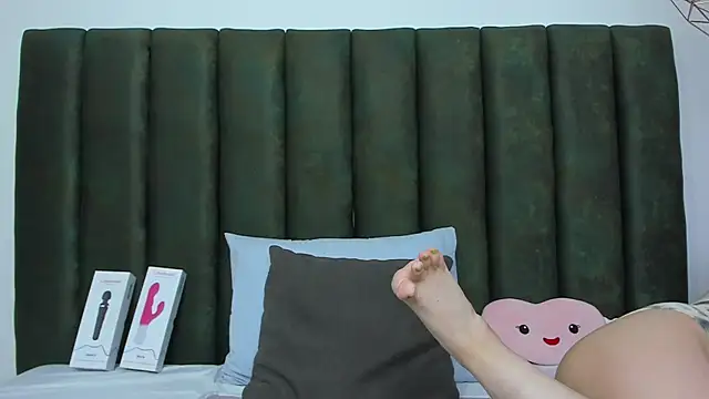 ThailyCherry online show from November 4, 2025, 8:30 pm