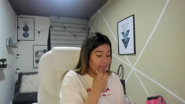 Enma  clark online show from September 21, 2025, 4:25 am