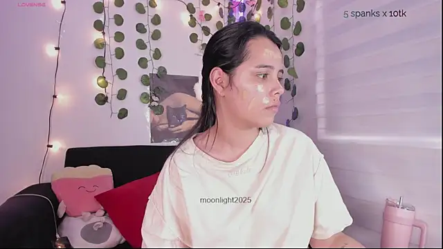 moonliiiight1 online show from September 18, 2025, 9:06 pm