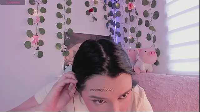 moonliiiight1 online show from April 20, 2026, 4:10 pm