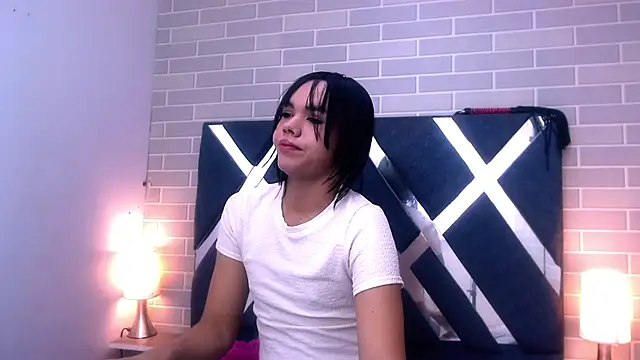 AndreaGil  online show from February 15, 2025, 11:39 am