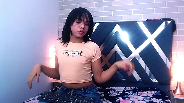 AndreaGil  online show from February 24, 2025, 11:32 am