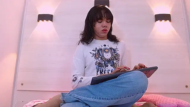 AndreaGil  online show from November 8, 2025, 10:48 am