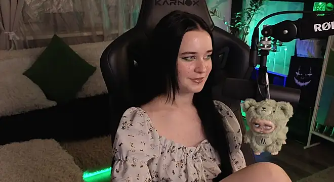 KiraLiLime online show from November 4, 2025, 10:20 pm