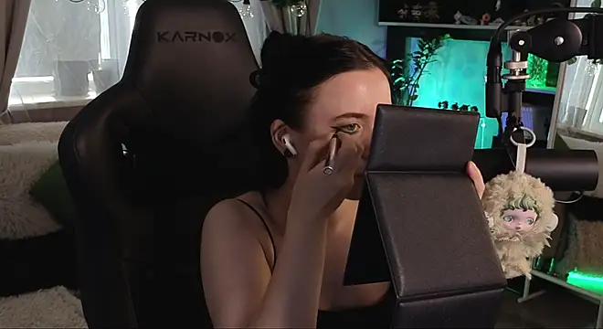 KiraLiLime online show from November 16, 2025, 10:54 am