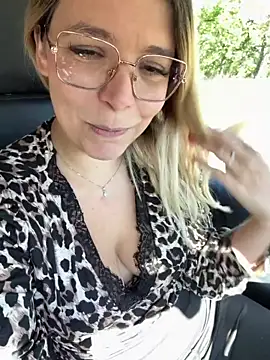 EmyLana online show from May 16, 2026, 7:49 am