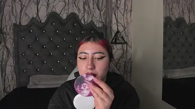 larissa01  online show from March 5, 2025, 3:29 am