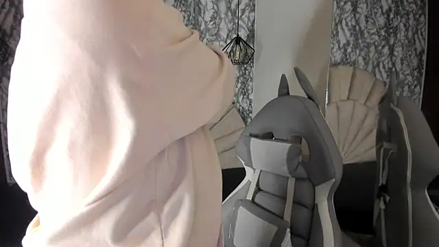 larissa01  online show from March 17, 2025, 11:00 am