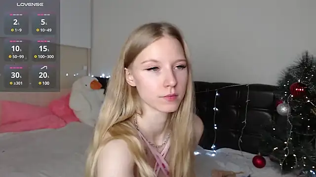 Cutieblondegirl online show from January 5, 2025, 8:10 pm