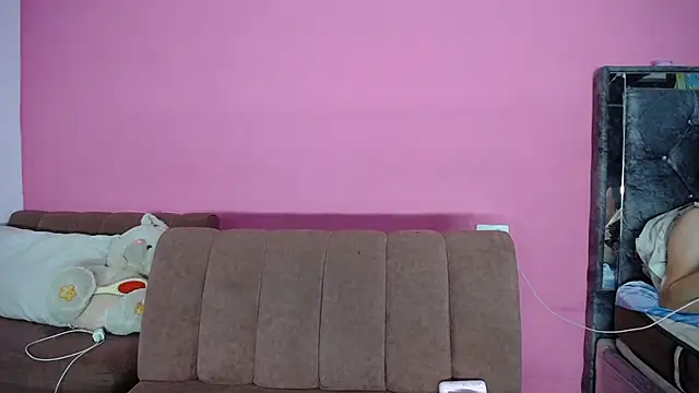 FerneyManti online show from September 29, 2025, 1:44 am