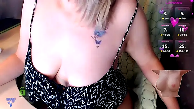  -Luna-  online show from September 15, 2025, 12:38 pm