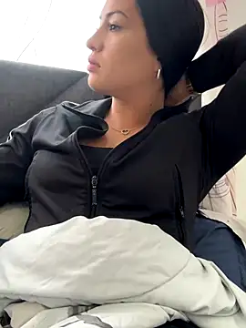 Sara luna  online show from November 6, 2025, 3:46 pm