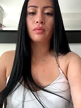 Sara luna  online show from November 10, 2025, 1:32 pm