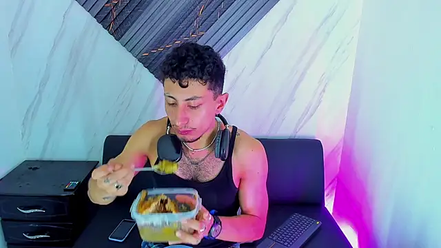 Piggy Eddy online show from November 27, 2025, 8:11 pm