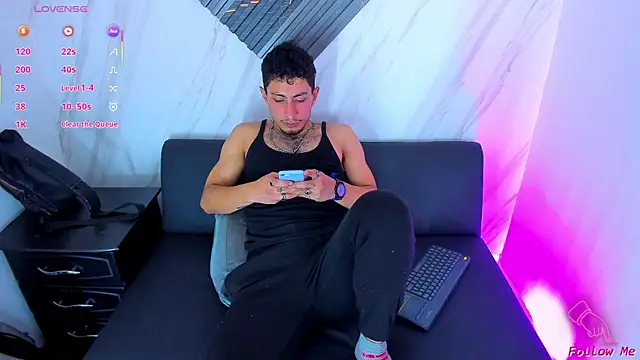 Piggy Eddy online show from December 3, 2025, 8:29 pm