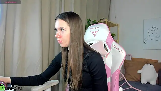 Nicole Charm online show from October 1, 2025, 9:32 pm