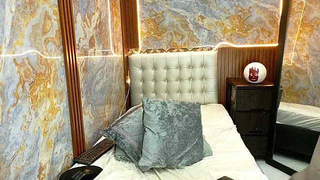  Jessi29  online show from October 8, 2025, 10:40 pm