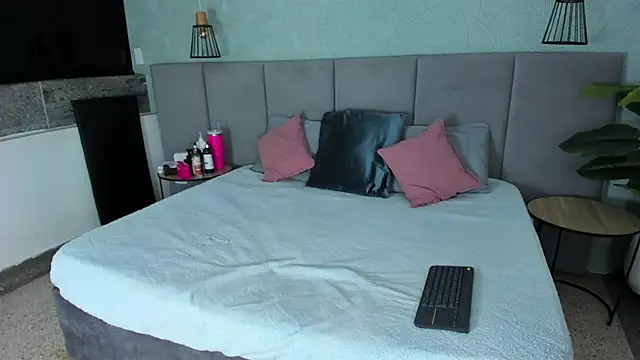 Annie-Wolf online show from November 10, 2025, 8:52 pm