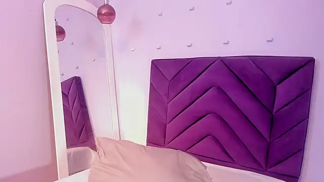 Isabellsmmith online show from September 27, 2025, 8:25 pm