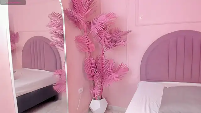 Isabellsmmith online show from September 30, 2025, 8:03 pm