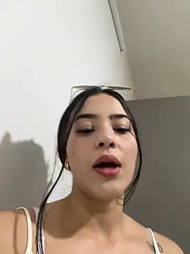 Veronica isaza   online show from December 2, 2025, 3:45 am