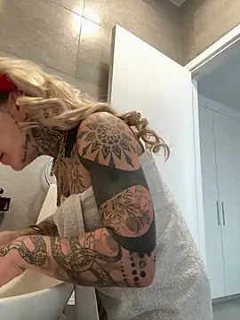 Divina X  online show from April 16, 2026, 4:35 am