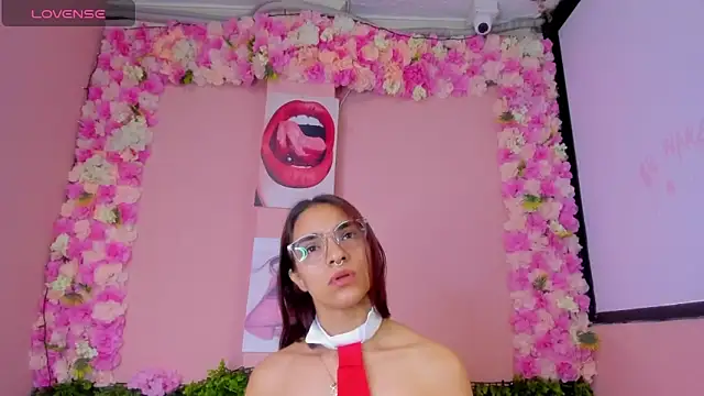 Scarlet Red  online show from March 16, 2025, 12:33 pm