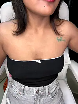 LeisyXO online show from December 3, 2024, 12:57 am