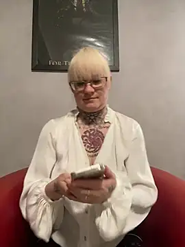 poussichienne online show from February 18, 2025, 2:06 pm