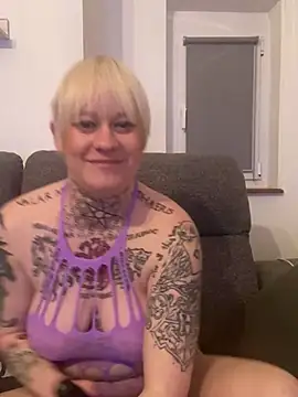 poussichienne online show from March 3, 2025, 7:39 pm