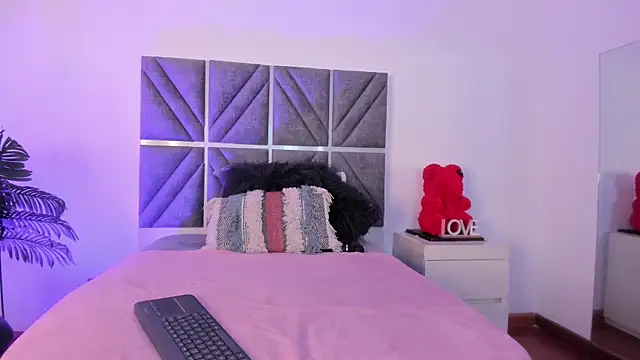 Laura Dicardy online show from September 26, 2025, 7:40 pm