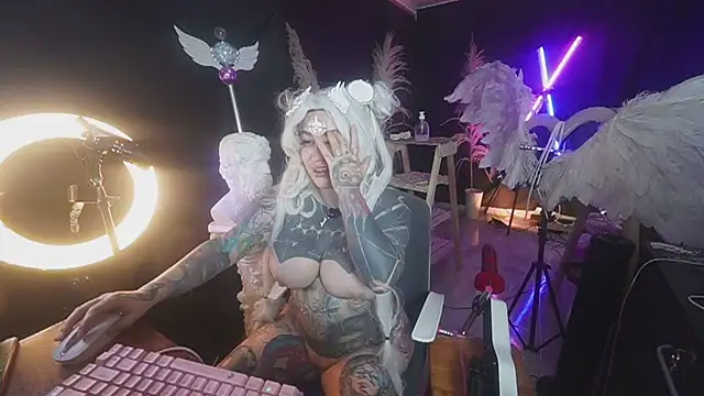 angelacianuro  online show from October 17, 2025, 10:40 am