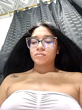 -VICKKY online show from February 20, 2025, 1:40 pm