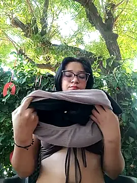 -VICKKY online show from March 8, 2025, 7:31 pm