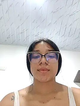 -VICKKY online show from March 13, 2025, 1:54 am