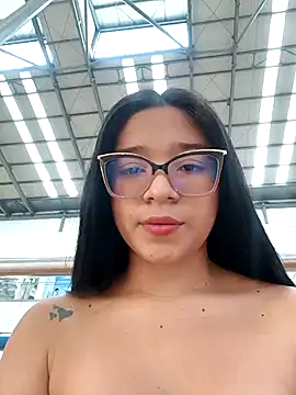 -VICKKY online show from March 13, 2025, 9:59 pm